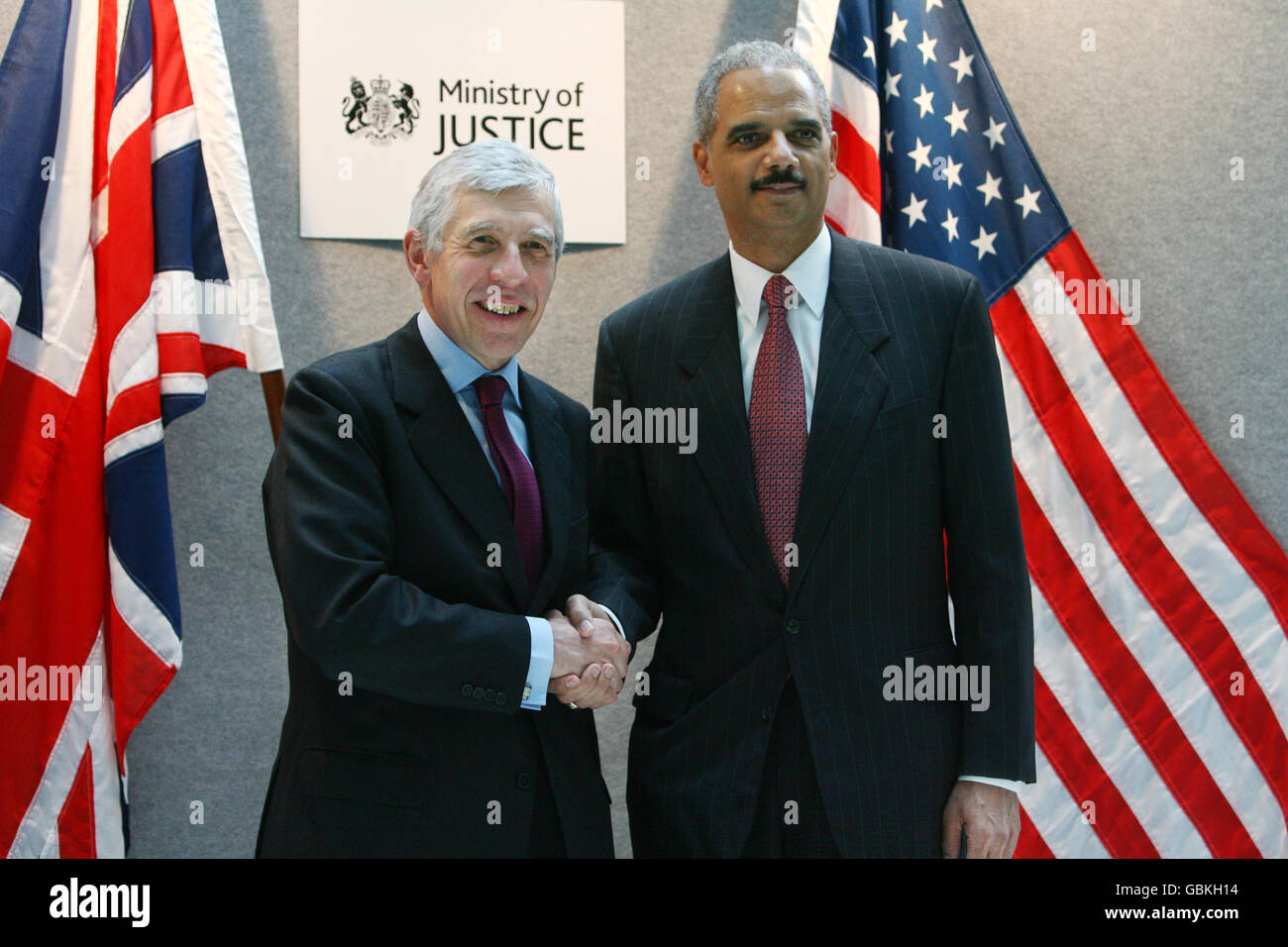 Il Segretario di Stato della Giustizia Jack Straw accoglie il nuovo procuratore generale Eric Holder presso il Ministero della Giustizia nel centro di Londra. Foto Stock