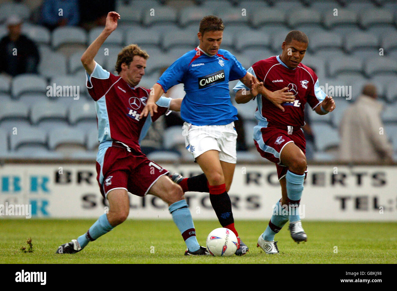 Calcio - amichevole - Scunthorpe United v Rangers. Ian Baraclough (l) e Nathan Stanton (r) di Scunthorpe United e Robert Davidson di Rangers Foto Stock