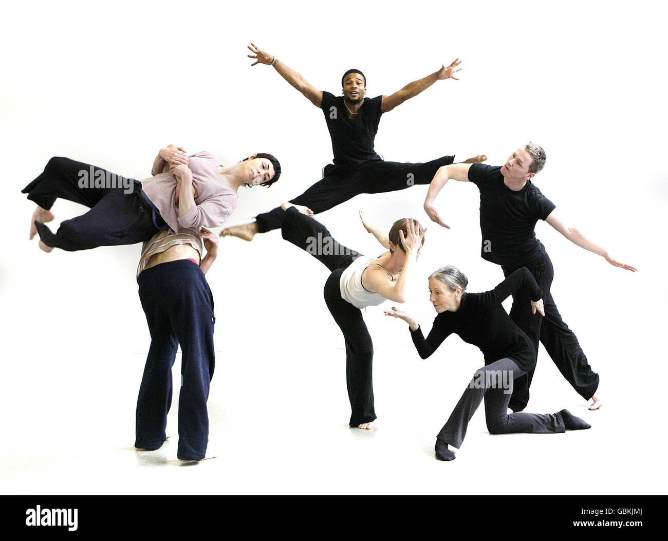 Membri del Teatro di danza moderna irlandese durante una prova del pezzo bianco, oggi alla Dance House di Dublino. Foto Stock