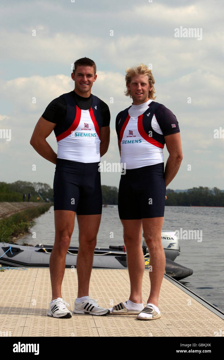 Peter Reed e Andrew Triggs-Hodge durante la giornata dei media al lago Redgrave Pinsent Rowing, Caversham, Berkshire. Foto Stock