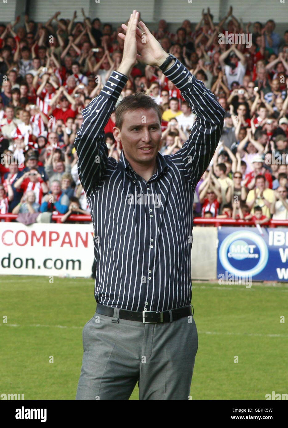 Andy Scott, manager di Brentford, durante la partita della Coca-Cola Football League Two al Griffin Park di Brentford. Foto Stock
