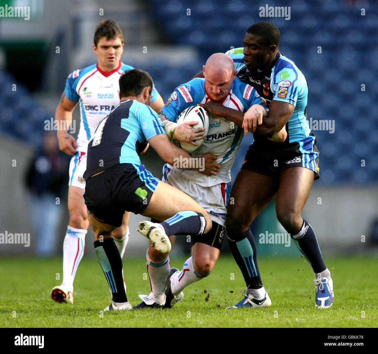 Rugby League - Engage Super League - The Magic Weekend - Wakefield Wildcats / Bradford Bulls - Murrayfield. Wakefield Wildcats Richard Moore è affrontato da Bradford Bulls Chris Nero e Mike Warrincy. Foto Stock