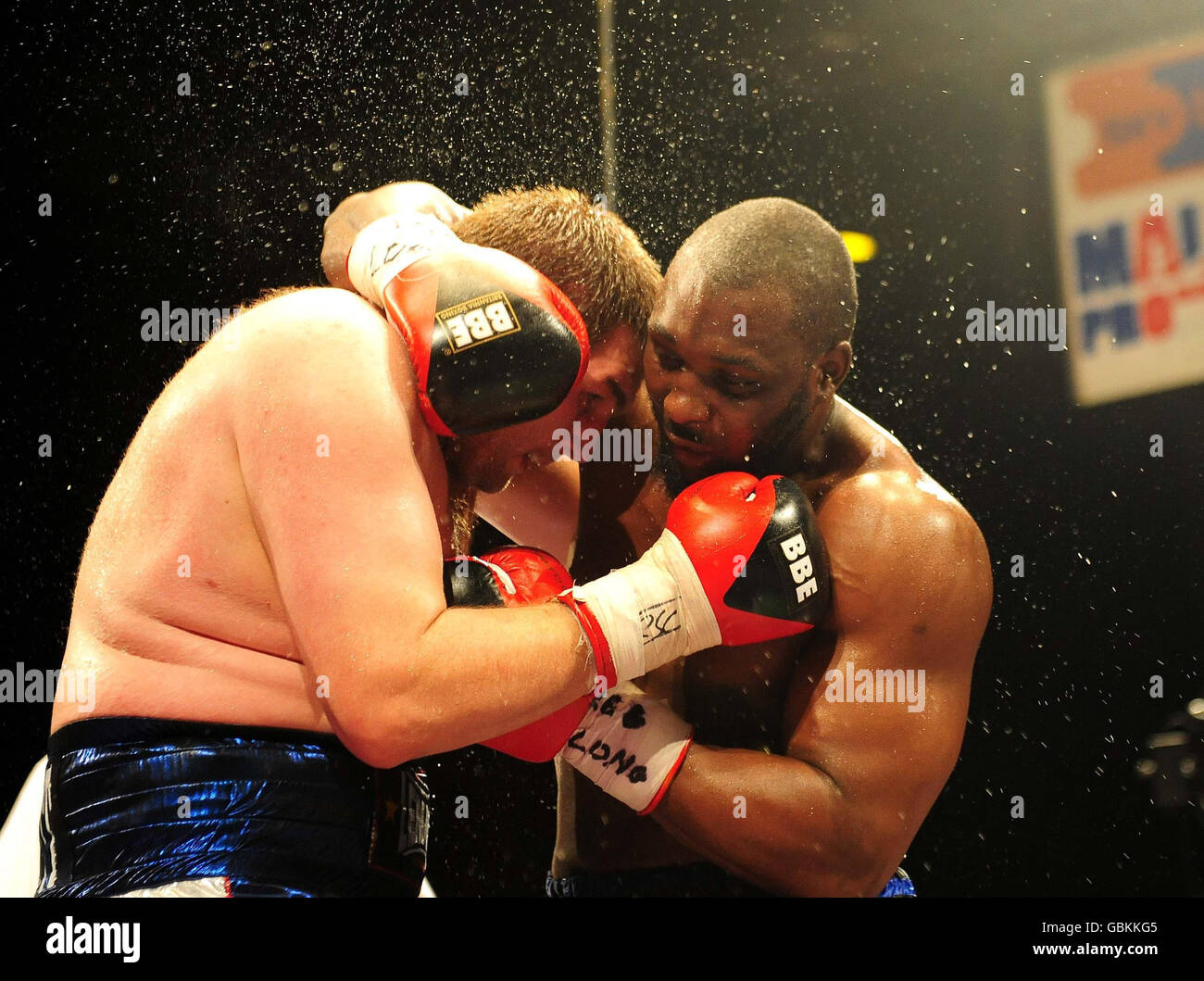 La britannica Danny Williams in azione contro John McDermott durante la lotta europea (EBU) Heavyweight Title al Crowtree Leisure Centre, Sunderland. Foto Stock