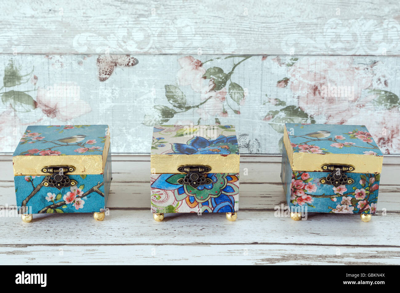 Fatto a mano decoupage astucci per gioielli su un shabby chic di sfondo Foto Stock