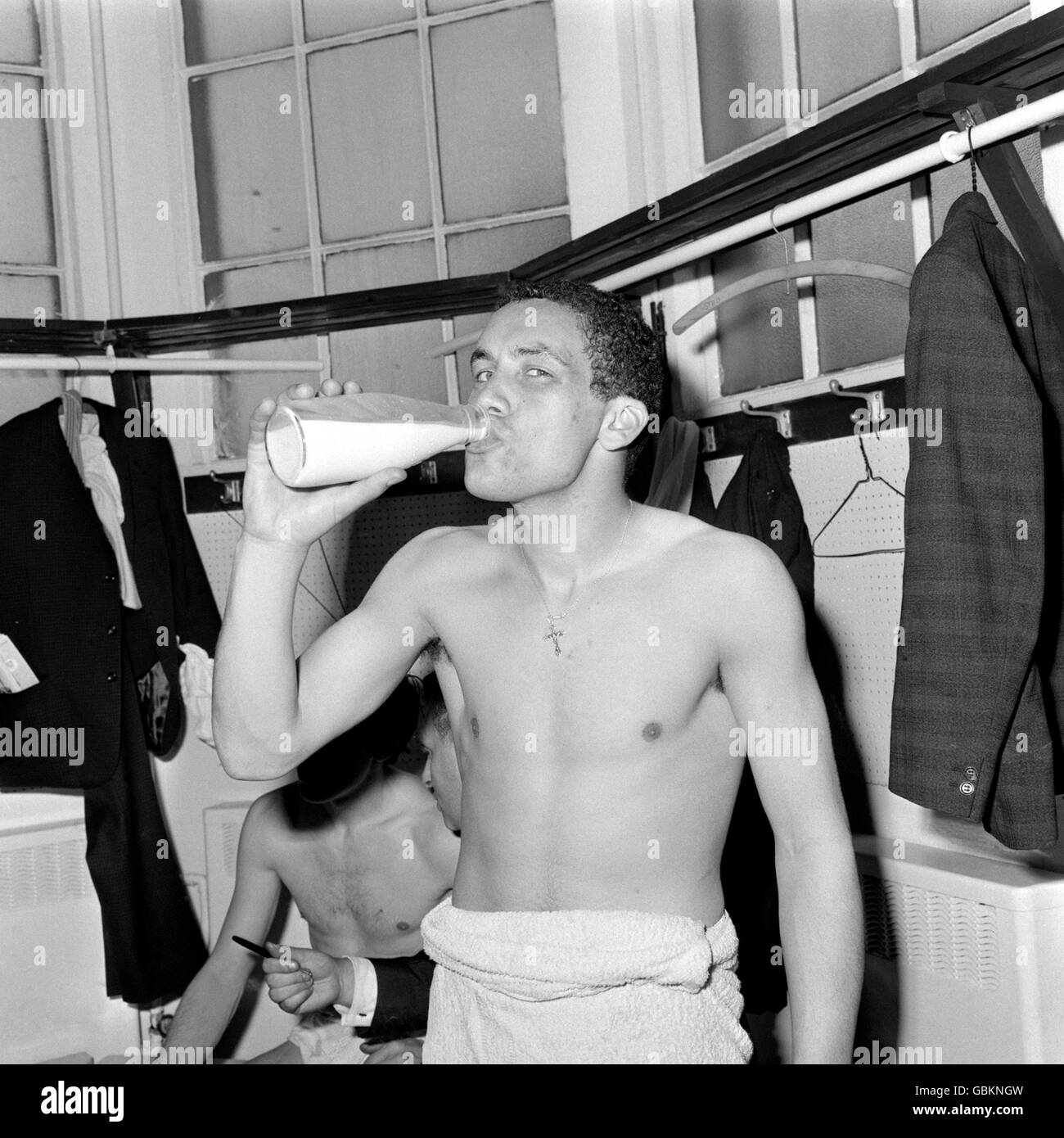 Calcio - fa Cup - finale - Everton / Sheffield Mercoledì. Mike Trebilcock, l'eroe biposto di Everton, celebra la vittoria nello spogliatoio con una bottiglia di latte Foto Stock