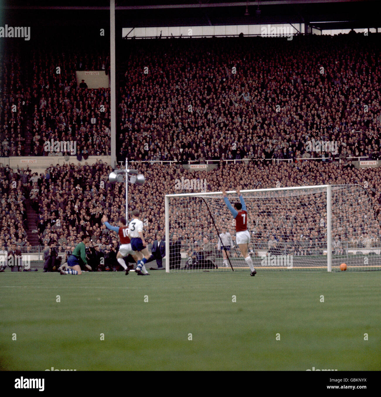 West Ham United's Geoff Hurst (10) e Peter Brabrook (7) festeggiano il loro gol di apertura, segnato da John Sissons (fuori dalla foto) Foto Stock