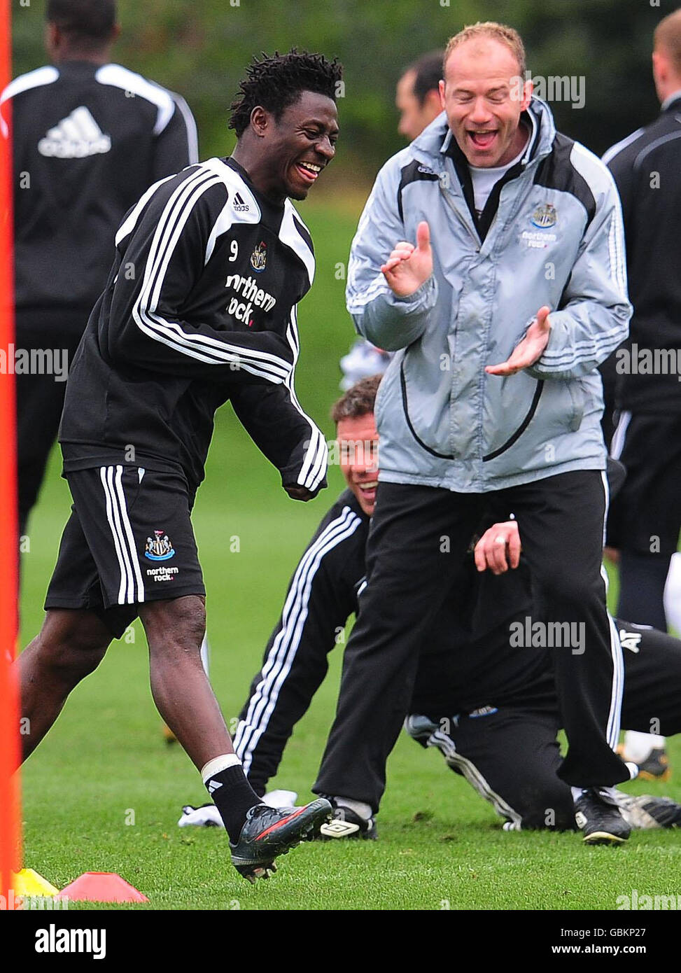 Il manager della Newcastle United Alan Shearer (a destra) e Obefemi Martins (a sinistra) durante una sessione di allenamento a Longbenton, Newcastle. Foto Stock