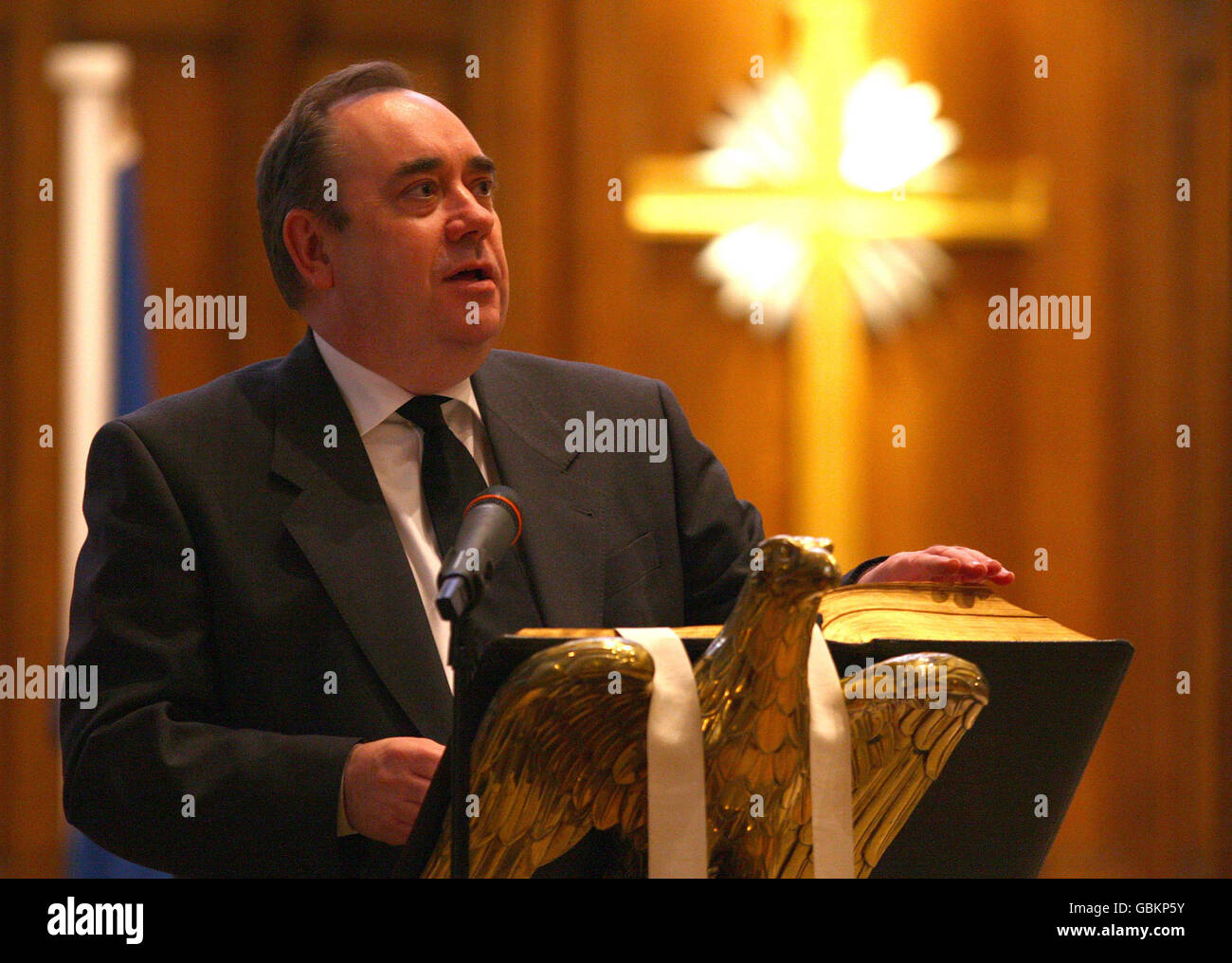 Il primo ministro scozzese Alex Salmond ha pronunciato un discorso al servizio del Ringraziamento per il personaggio di spicco della SNP Sir Neil MacCormick a Greyfriars Kirk, Edimburgo. Foto Stock