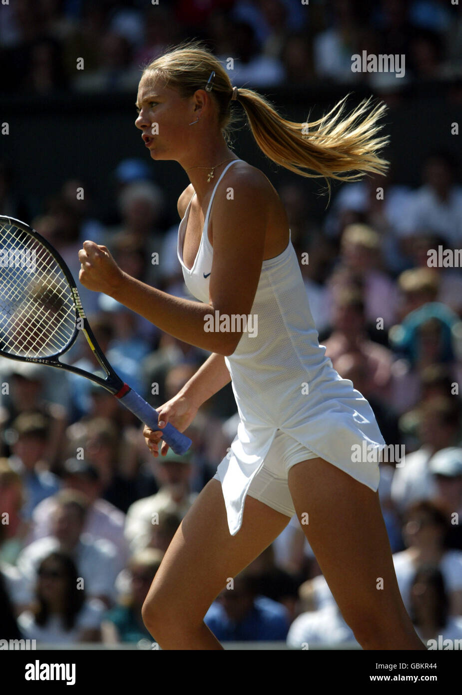 Tennis - Wimbledon 2004 - finale Donna - Serena Williams contro Maria Sharapova. Maria Sharapova celebra la vittoria confortevolmente del primo set Foto Stock