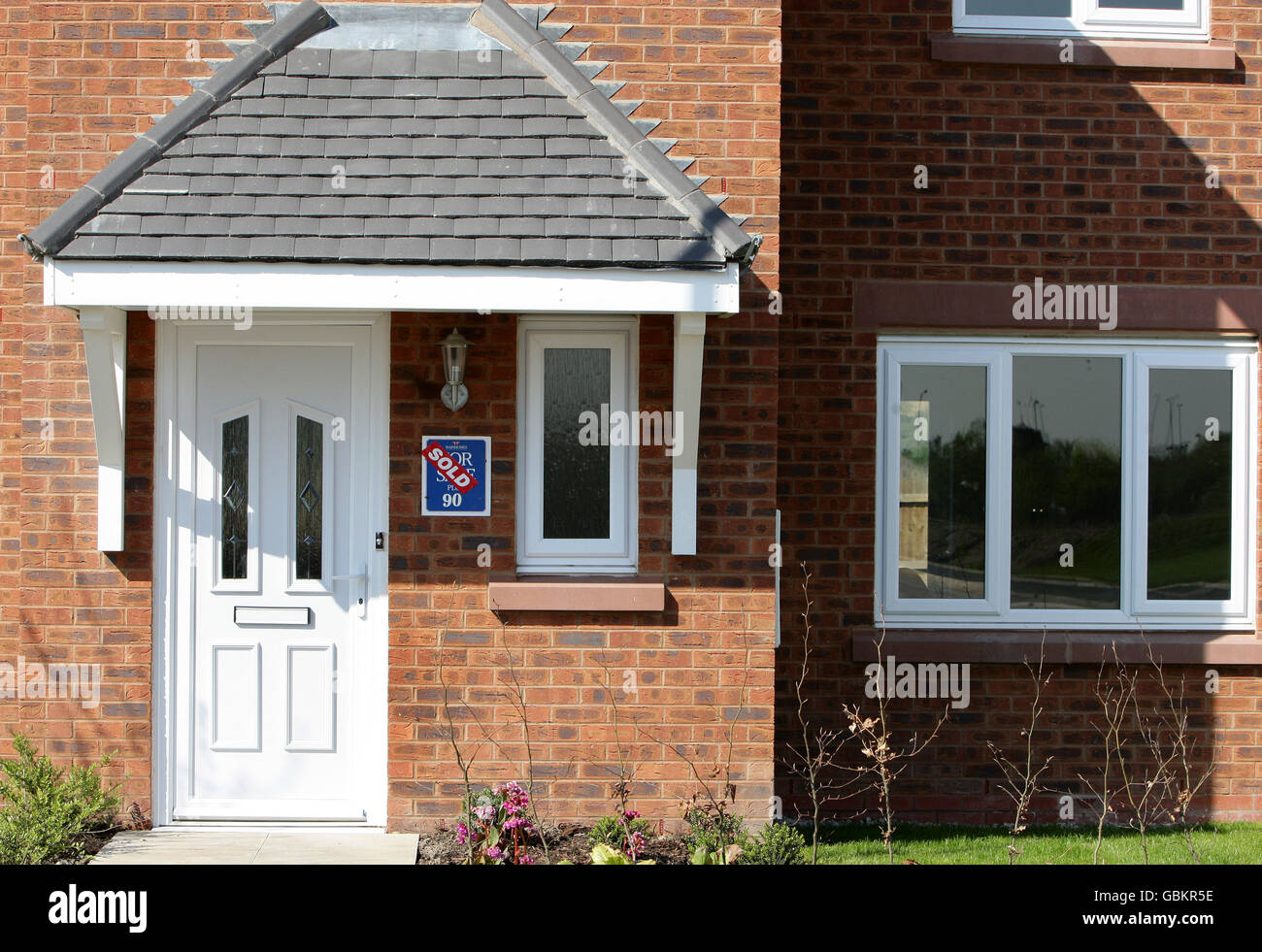 Edificio della casa. Un cartello venduto su una casa di recente costruzione su nuove case a St.Helens, Merseyside. Foto Stock