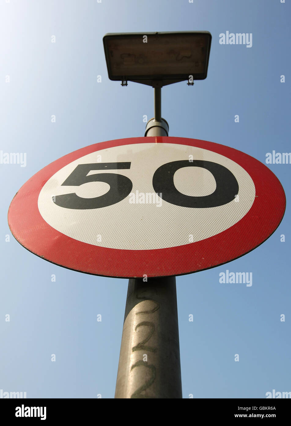 Una vista generale del segnale del limite di velocità di 50 mph. Il Ministro della sicurezza stradale Jim Fitzpatrick ha presentato oggi proposte di ampia portata per ridurre drasticamente il numero di morti sulle strade, confermando anche un'importante revisione del processo di addestramento e test dei conducenti. Foto Stock