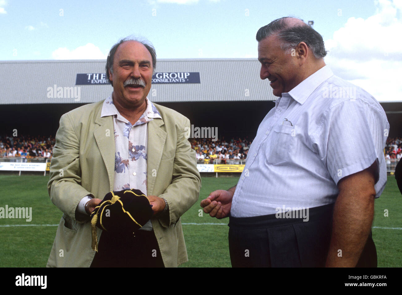 L'ex leggenda di Barnett e dell'Inghilterra Jimmy Greaves (l) con il presidente di Barnett Stan Flashman (r). Questa è stata la prima partita di Barnett nella Football League. Crewe Alexandra ha vinto la partita 7-4. Foto Stock