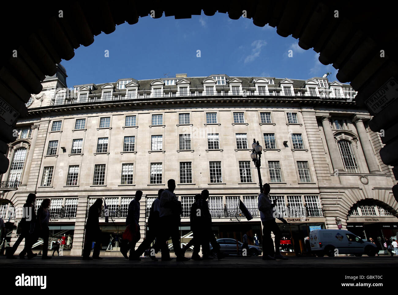 La gente si trova in Regent Street, nel centro di Londra. I dati pubblicati oggi mostrano che l'inflazione è diventata negativa durante marzo per la prima volta in quasi 50 anni. Si prevede che l'inflazione negativa influirà sulla spesa pubblica dei consumatori. Foto Stock