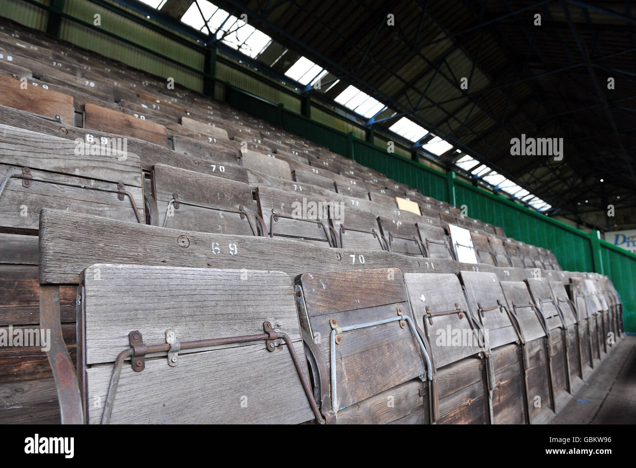 Vista generale dei posti a sedere nello stand principale presso il campo ricreativo, sede del Chesterfield Football Club. Foto Stock