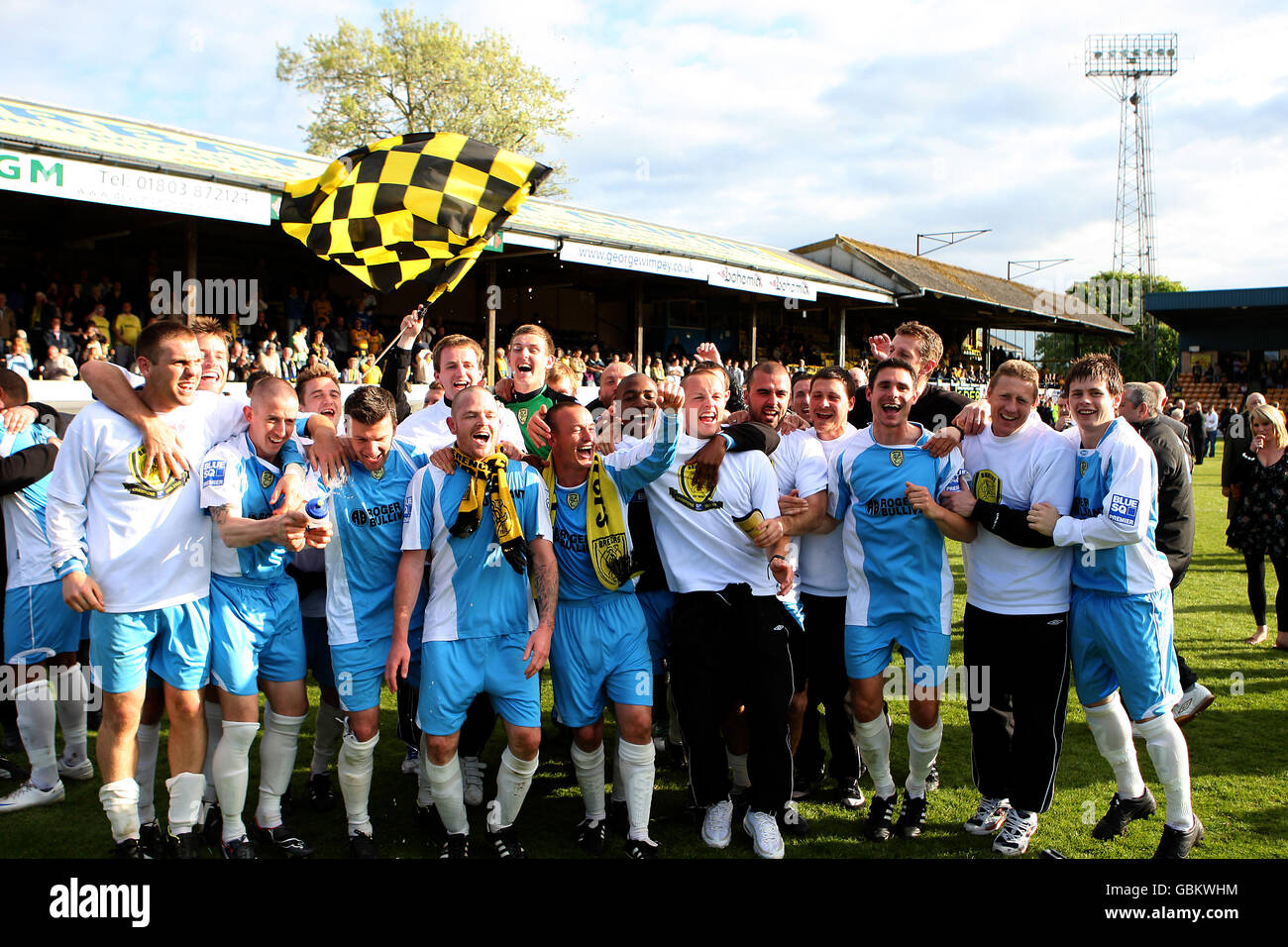 I giocatori di Burton Albion festeggiano la promozione per la lega di calcio  su la fine del gioco Foto stock - Alamy