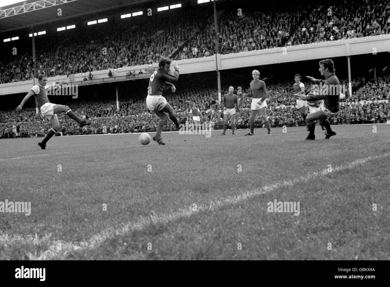 John Radford (l) di Arsenal guida la palla oltre David Sadler (secondo l) di Manchester United e il portiere Alex Stepney (r) per segnare il terzo gol della sua squadra, guardato da Nobby Stiles (terzo r) e Ian Ure (secondo r) di United Foto Stock