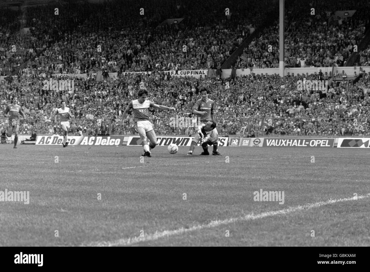 Calcio - fa Cup - finale - Everton / Liverpool. Gary Lineker (l) di Everton segna il traguardo di apertura oltre Alan Hansen (c) e Bruce Grobbelaar (r) di Liverpool Foto Stock