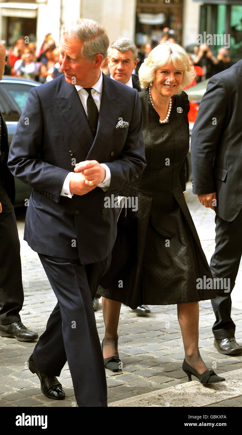 Il Principe di Galles e la Duchessa di Cornovaglia arrivano alla Camera dei deputati nel centro di Roma, dove il Principe si rivolterà alla Camera. Foto Stock