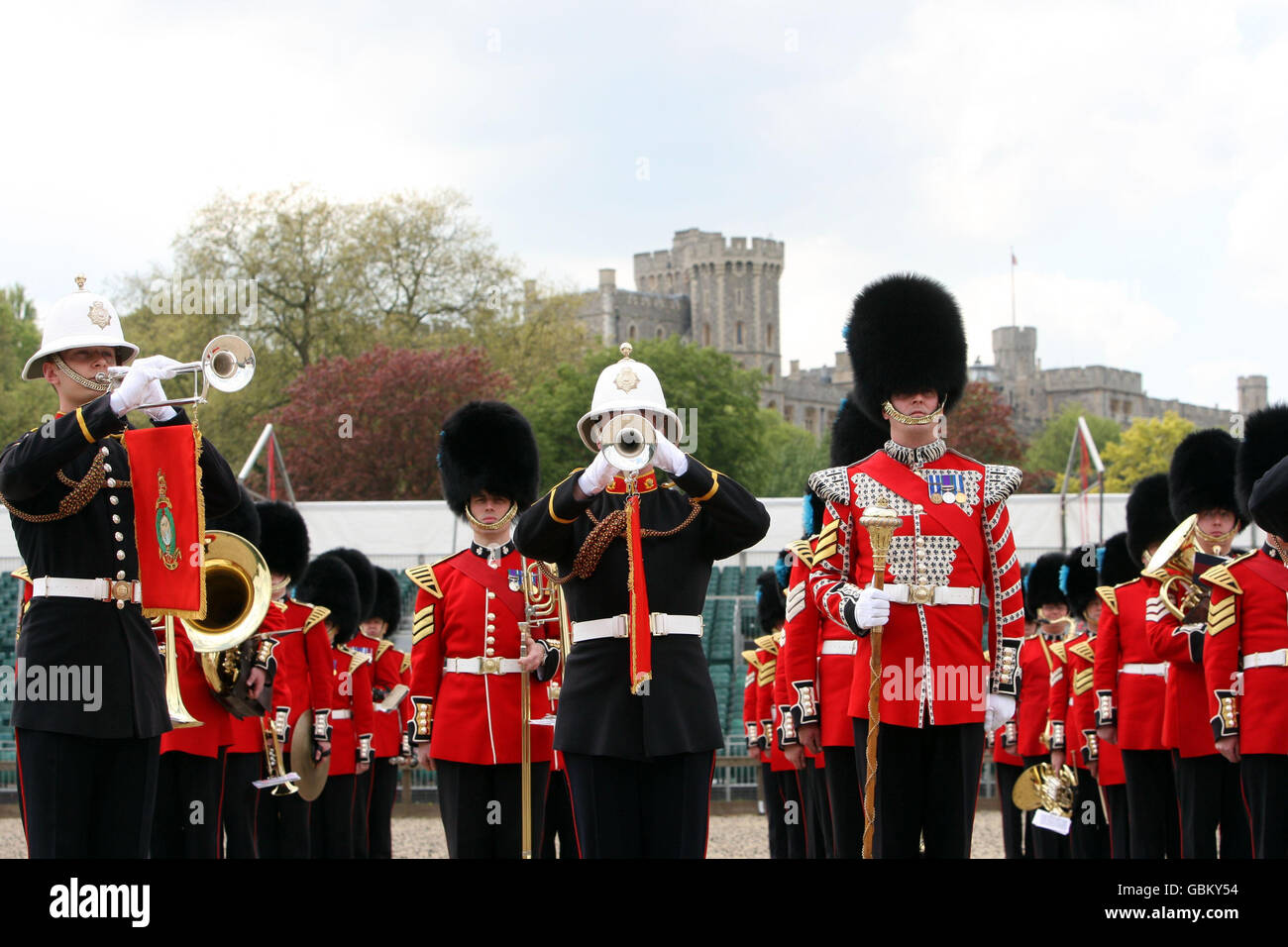 Le bande dei Royal Marines e le guardie irlandesi si pongono davanti al Royal Windsor Tattoo, che si tiene nei terreni del Castello di Windsor, Berkshire. Foto Stock