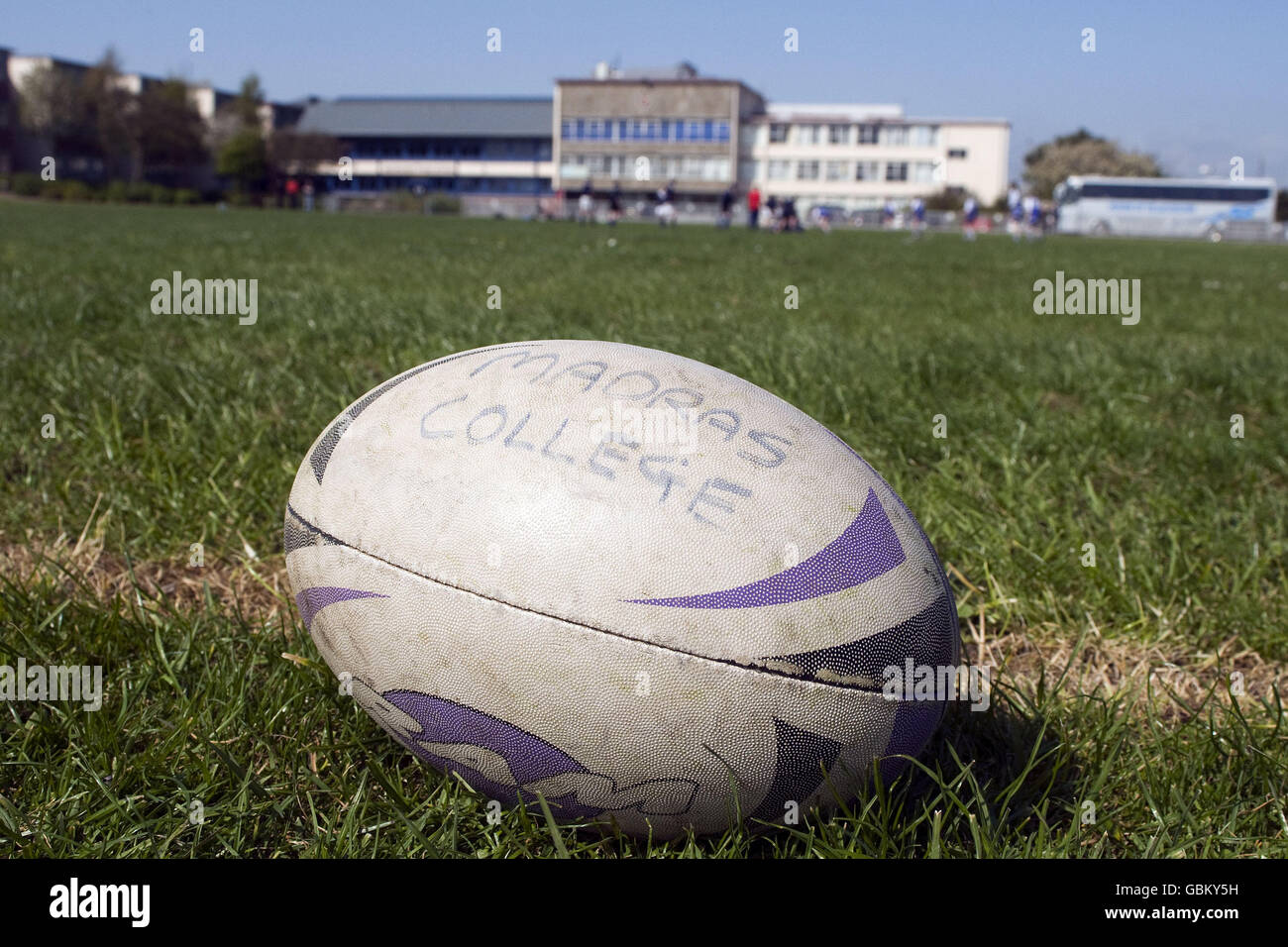 Una palla durante il festival delle scuole emergenti HSBC a Buckhaven, Fife. Foto Stock