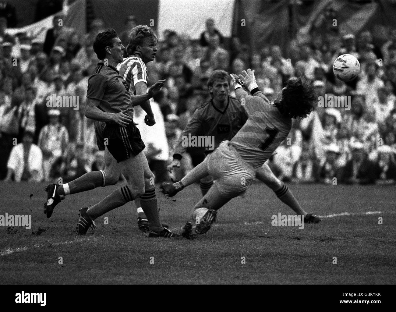 Il portiere di IFK Gothenburg Thomas Wernersson (r) salva dal Billy Kirkwood di Dundee United (l), guardato dal compagno di squadra Peter Larsson (secondo l) e da Iain Ferguson di Dundee United (secondo r) Foto Stock