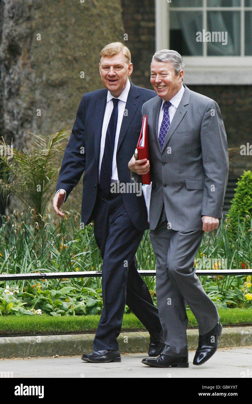 Il Segretario della Salute Alan Johnson (a destra) e il Chief Medical Officer Sir Liam Donaldson arrivano al 10 di Downing Street nel centro di Londra per partecipare a una riunione del Gabinetto. Foto Stock