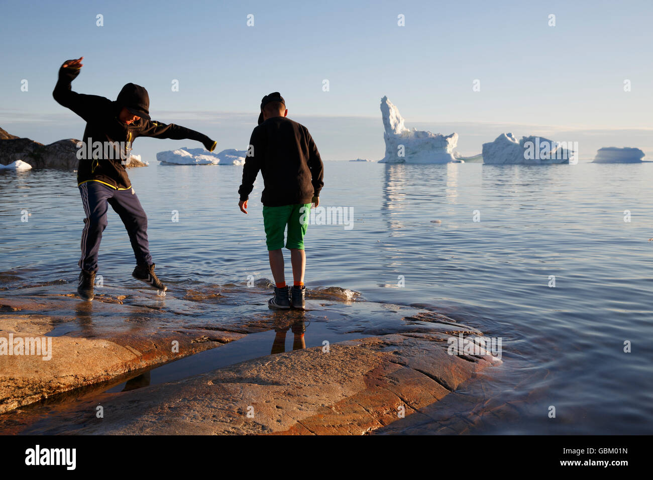 Due ragazzi sulla riva, Disko Bay, Ilulissat Foto Stock