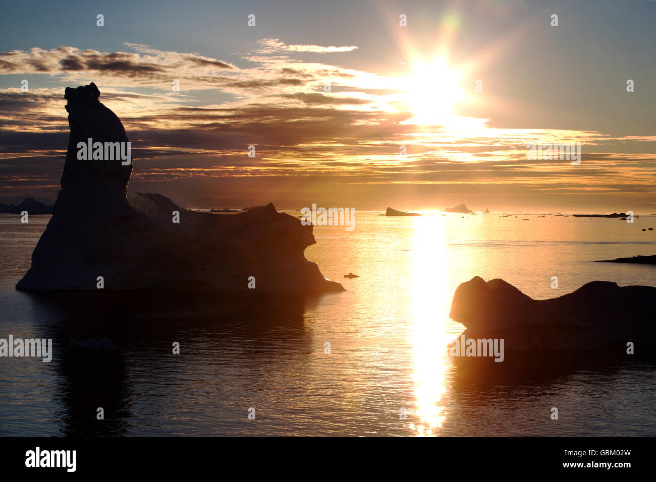 Il sole di mezzanotte sulla baia di Disko, Ilulissat Foto Stock