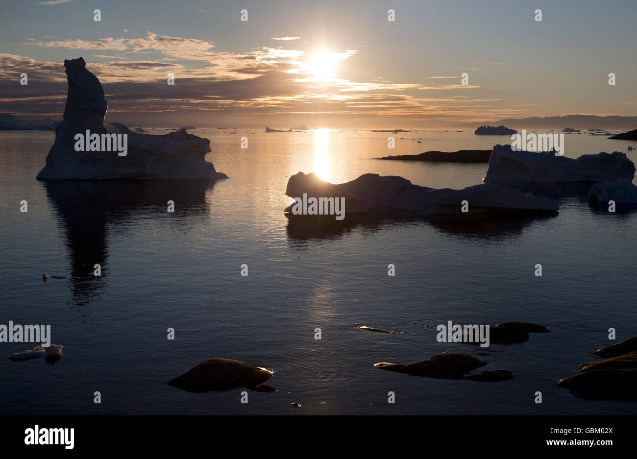 Il sole di mezzanotte sulla baia di Disko, Ilulissat Foto Stock