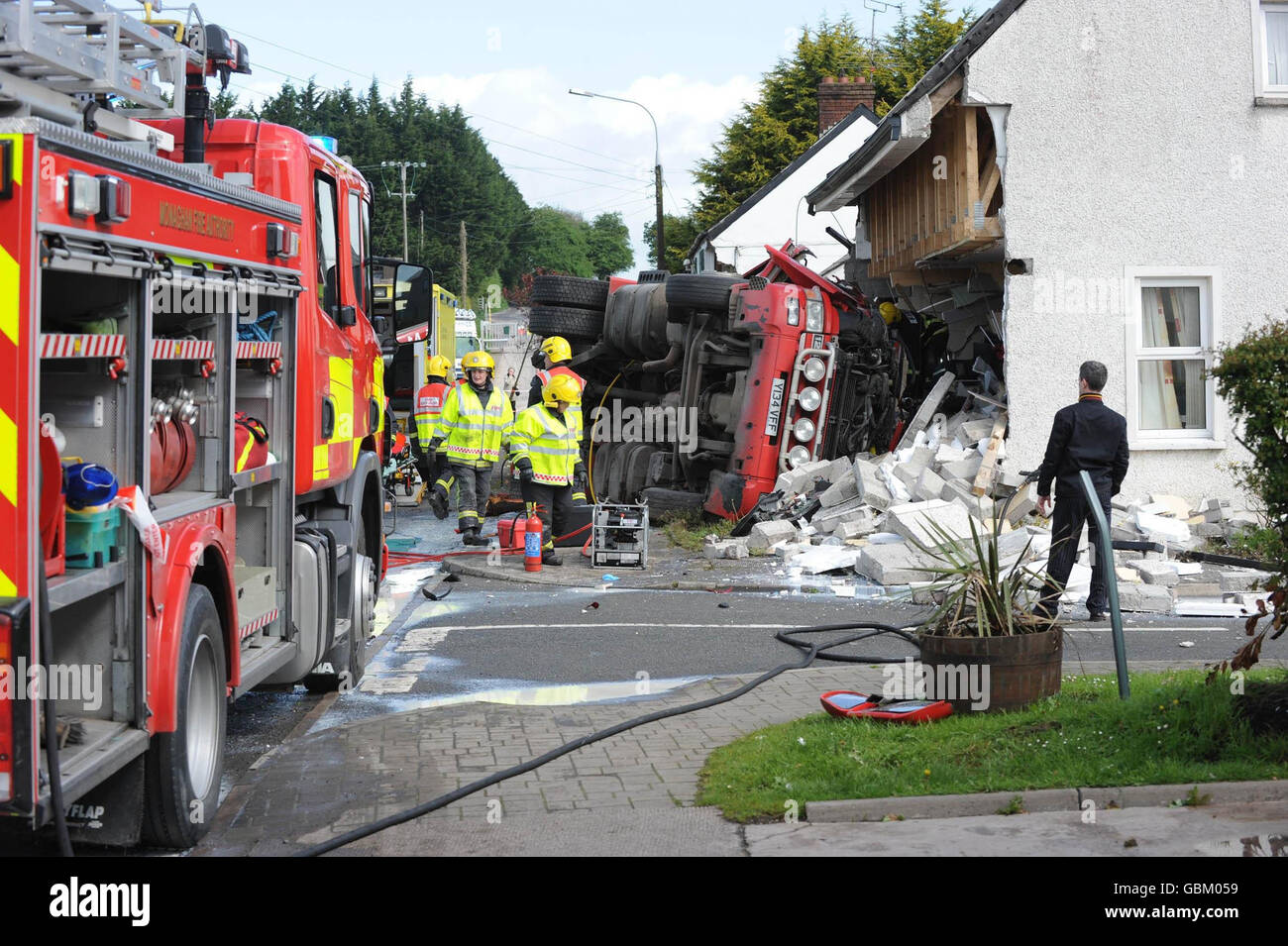 La scena in Emyvale Co.Monaghan dopo una petroliera si schiantò in una fila di case uccidendo il pilota. Foto Stock