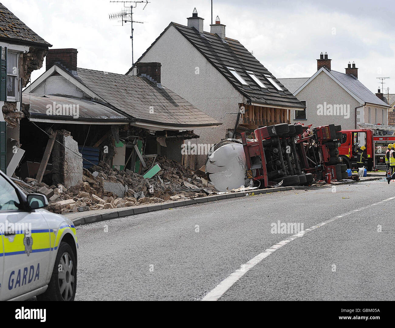 La scena in Emyvale Co.Monaghan dopo una petroliera si schiantò in una fila di case uccidendo il pilota. Foto Stock
