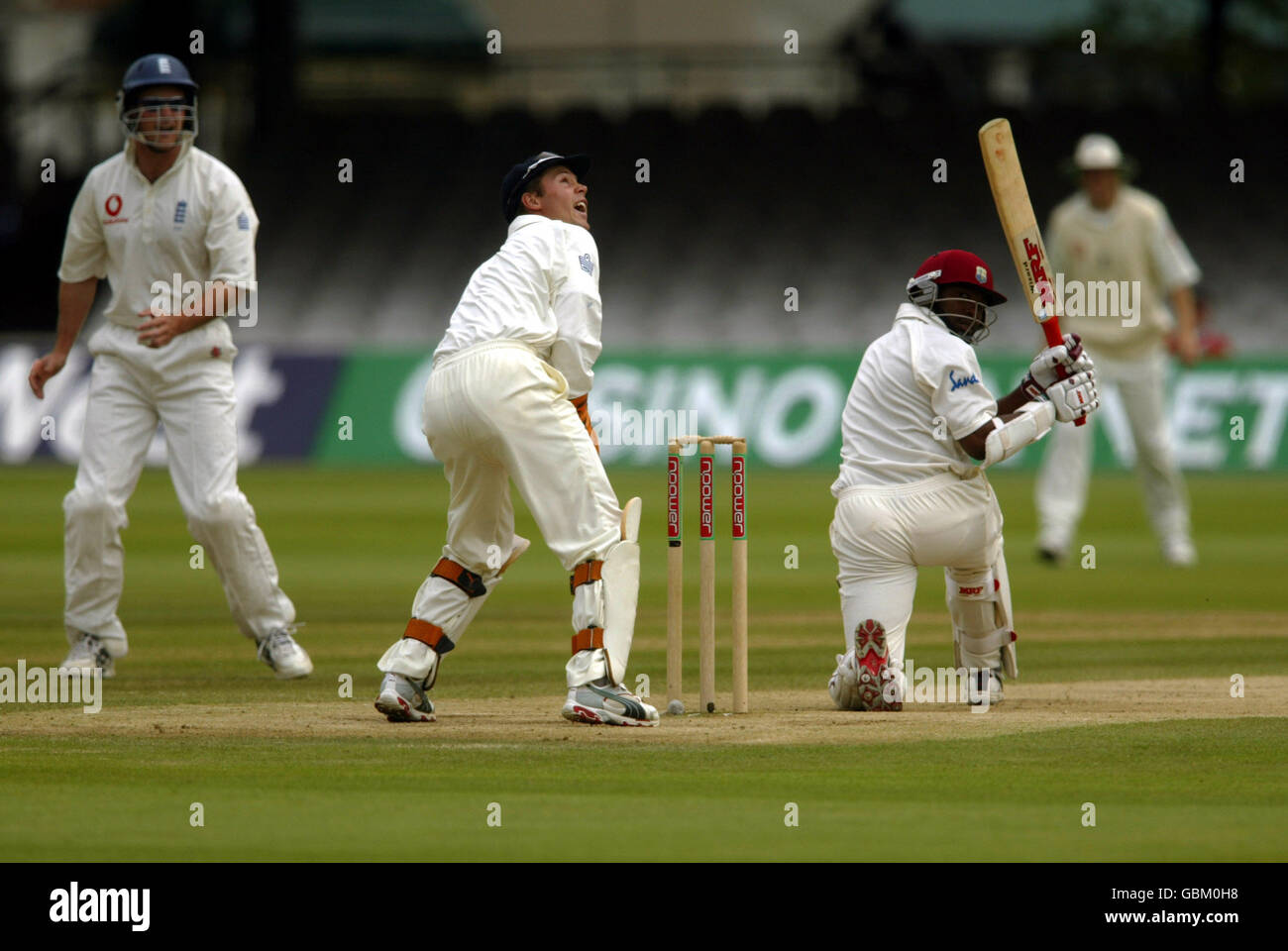 Cricket - Npower First Test - Inghilterra / West Indies - Day Five. Brian Lara delle Indie Occidentali passa la palla per quattro corse, come il guardiano inglese Geraint Jones guarda Foto Stock