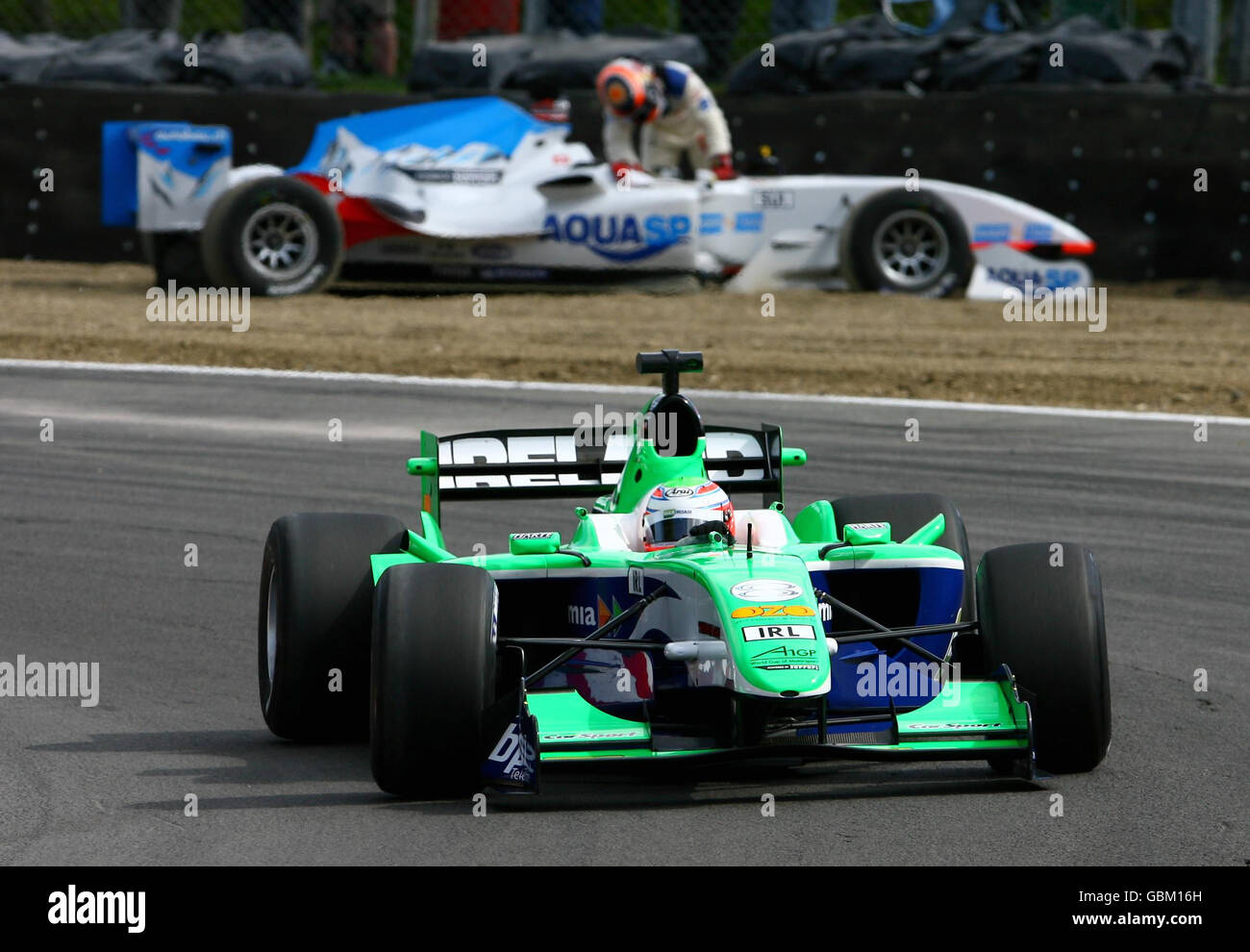 Auto - Gran Premio britannico A1 - Qualifiche - Brands Hatch. Adam Carroll, in Irlanda, supera Neel Jani in Svizzera durante le qualifiche per la britannica A1GP a Brands Hatch, Kent. Foto Stock