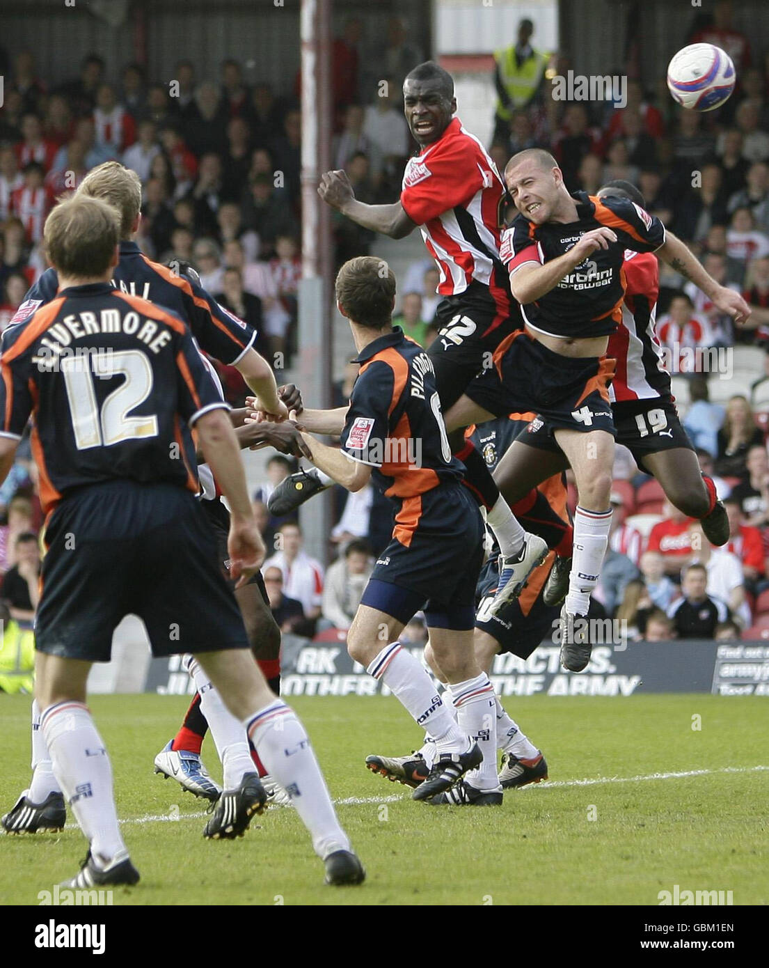 Il Karleigh Osbourne di Brentford segna il gol di apertura durante la partita della Coca-Cola Football League 2 a Griffin Park, Brentford. Foto Stock