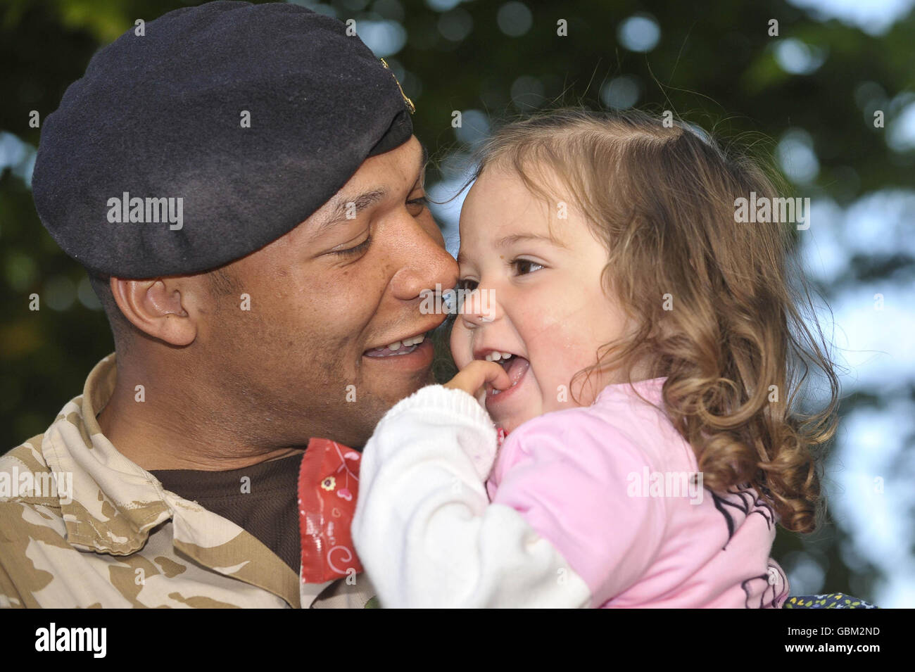 Corporal Stacy Brown, del 32 Regiment Royal Artillery, con sua figlia Isabel, 2, al suo ritorno alla base a Roberts Barracks, Larkhill, Wiltshire, dopo i loro sei mesi di spiegamento in Iraq e Afghanistan. Foto Stock