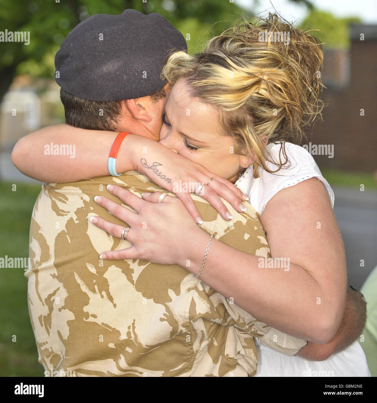 Lance Bombardier Jason Lowe, 31 da Swansea, del 32 Regiment Royal Artillery, ottiene un abbraccio dalla sua fidanzata Michelle Kirk, 25, da Surrey al suo ritorno alla base a Roberts Barracks, Larkhill, Wiltshire, dopo i loro sei mesi di spiegamento sia in Iraq che in Afghanistan. Foto Stock