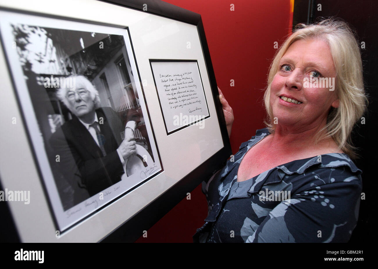 Jeanette Ervine moglie di David Ervine, con la mano di Seamus Heaney scritto tributo a suo marito. Foto Stock