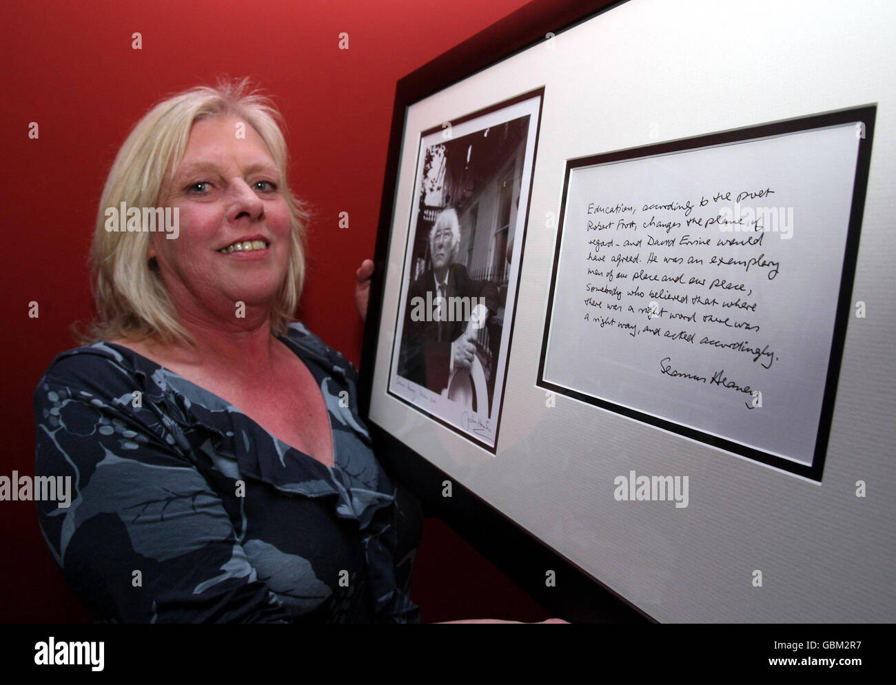 Jeanette Ervine moglie di David Ervine, con la mano di Seamus Heaney scritto tributo a suo marito. Foto Stock