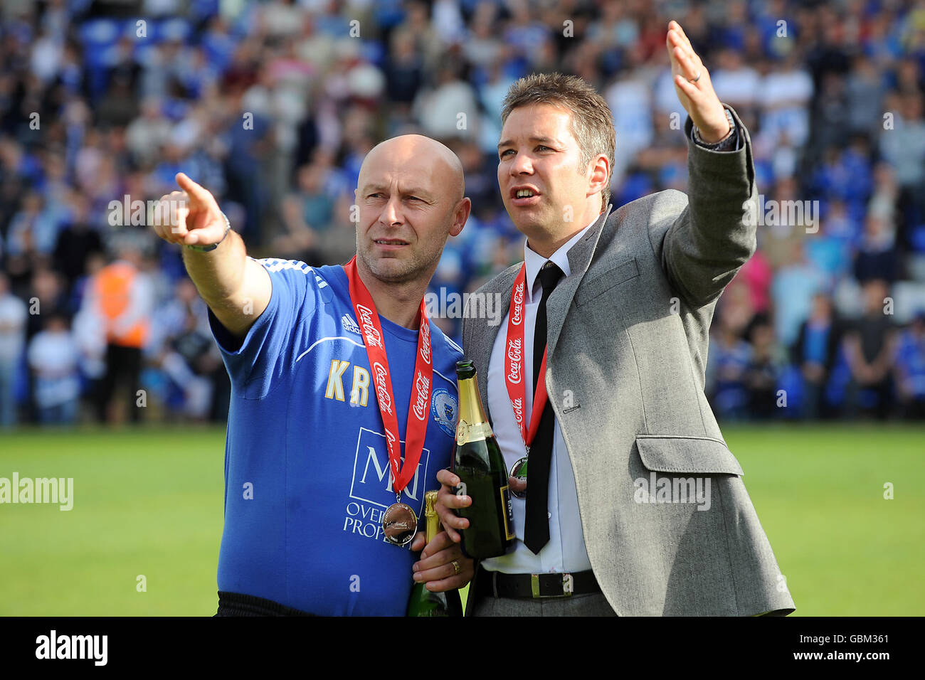 Kevin Russell (a sinistra), assistente di Peterborough United e direttore Darren Ferguson (a destra) dopo il gioco Foto Stock