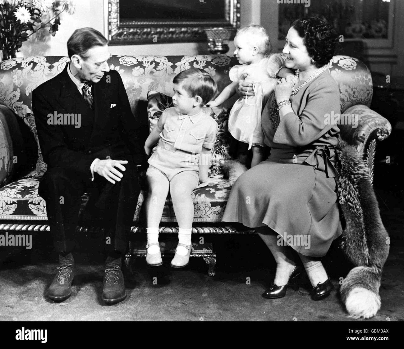 Re Giorgio VI con il nipote Principe Carlo, nipote Principessa Anna e sua moglie Regina Elisabetta, a Buckingham Palace, Londra. È stata la prima fotografia del Re scattata dopo la sua operazione polmonare in settembre. Il principe Carlo festeggiava il suo terzo compleanno. Foto Stock