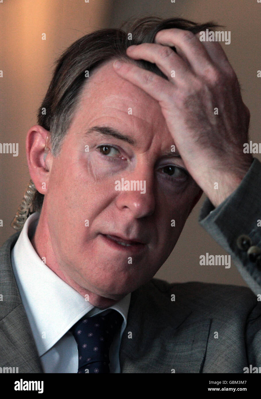 Il segretario alle imprese Lord Mandelson si prepara per le interviste stampa e per un briefing sulla strategia economica del governo e sulle questioni correlate presso l'Ufficio scozzese di Edimburgo. Foto Stock