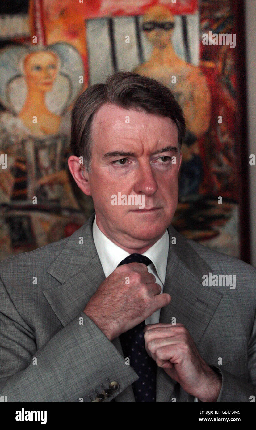 Il segretario alle imprese Lord Mandelson si prepara per le interviste stampa e per un briefing sulla strategia economica del governo e sulle questioni correlate presso l'Ufficio scozzese di Edimburgo. Foto Stock