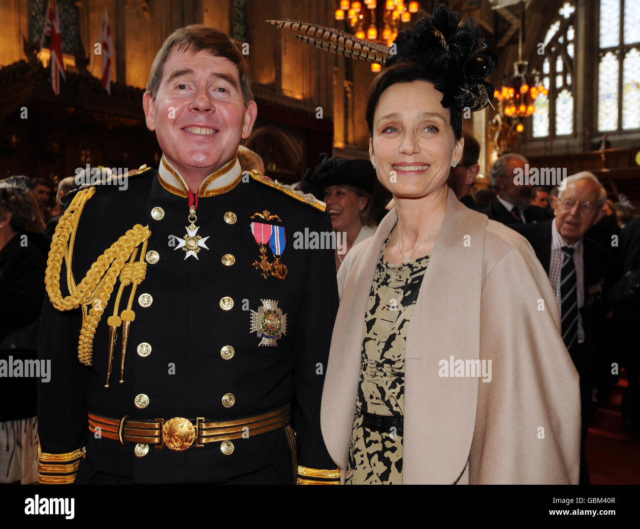 Il comandante della flotta principale, l'ammiraglio Sir Mark Stanhope, con l'attrice Kristin Scott Thomas ad un ricevimento della Guildhall a seguito di un servizio alla Cattedrale di San Paolo per celebrare il centenario dell'aviazione navale. La sig.na Scott Thomas, che ha perso suo padre, un pilota del braccio dell'aria della flotta in un Vixen del mare in 1966 e più successivamente il suo padre di passo, anche pilota del braccio dell'aria della flotta in un Phantom in 1971, ha parlato al servizio. Foto Stock