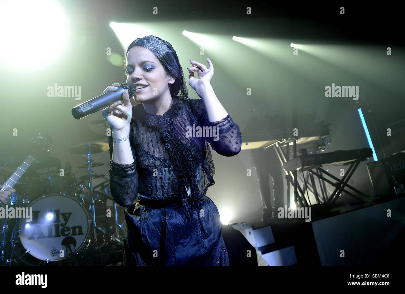 Lily Allen ai concerti segreti di MySpace - Londra. Lily Allen si esibisce sul palco al Tabernacle di West London, come parte del MySpace Secret shows Tour. Foto Stock