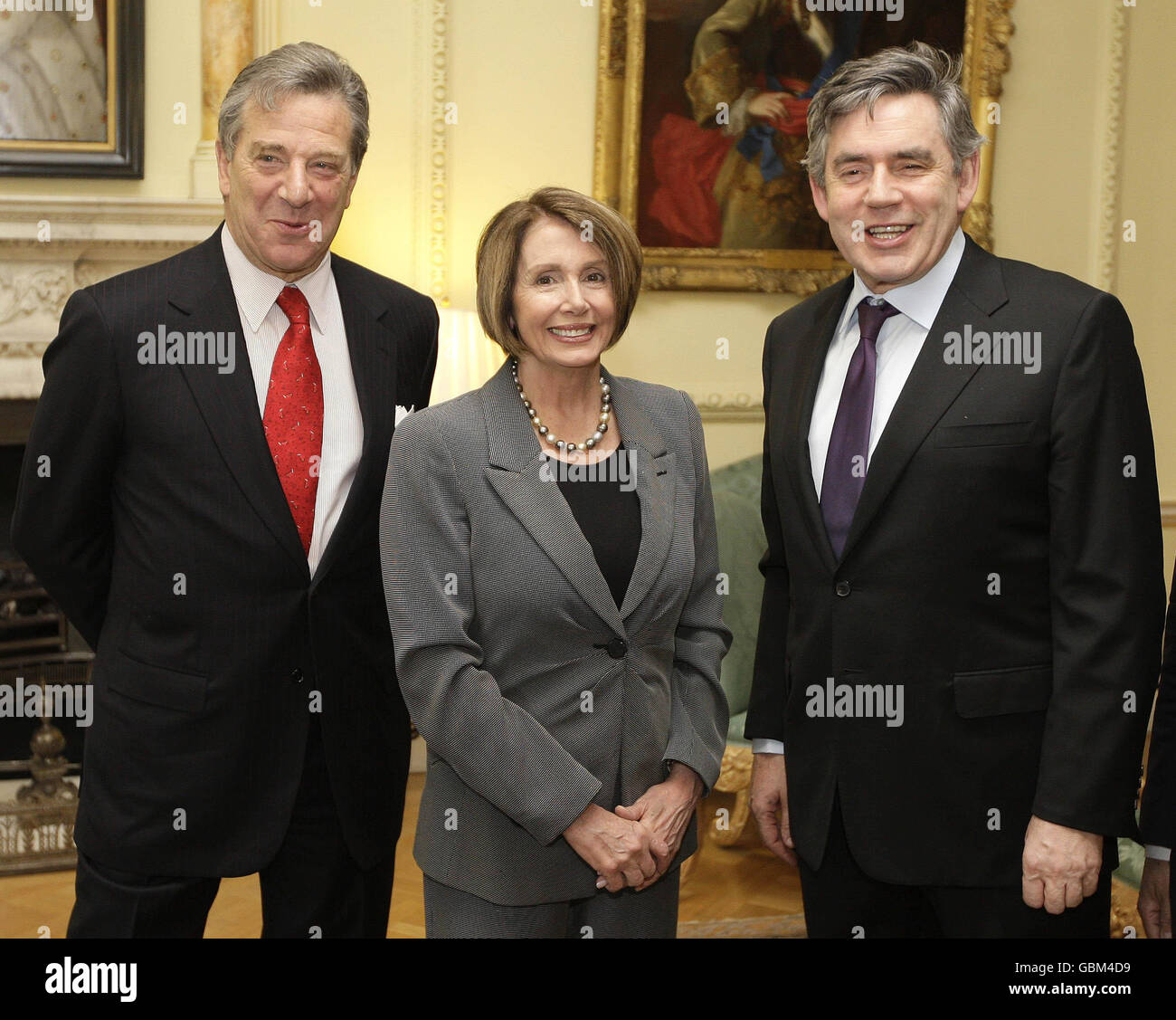 Il primo ministro britannico Gordon Brown incontra Nancy Pelosi, presidente della Camera dei rappresentanti degli Stati Uniti, e suo marito Paul Pelosi (a sinistra) nel 10 Downing Street a Londra. Foto Stock