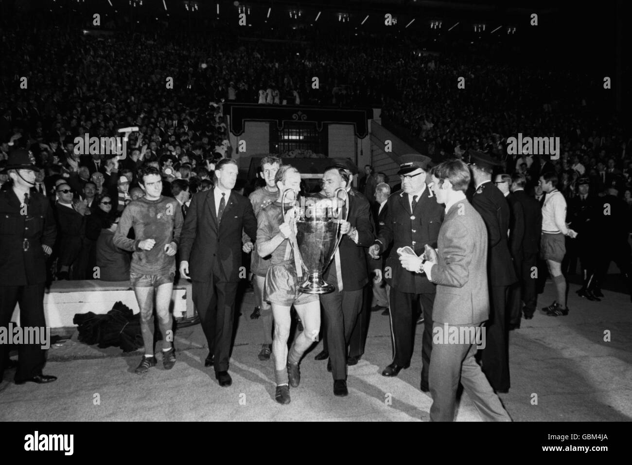 Calcio - Coppa europea - finale - Manchester United contro Benfica. Il Manchester United Bobby Charlton esamina la European Cup, seguito dai compagni di squadra John Aston (l) e Alex Stepney (dietro Charlton) Foto Stock