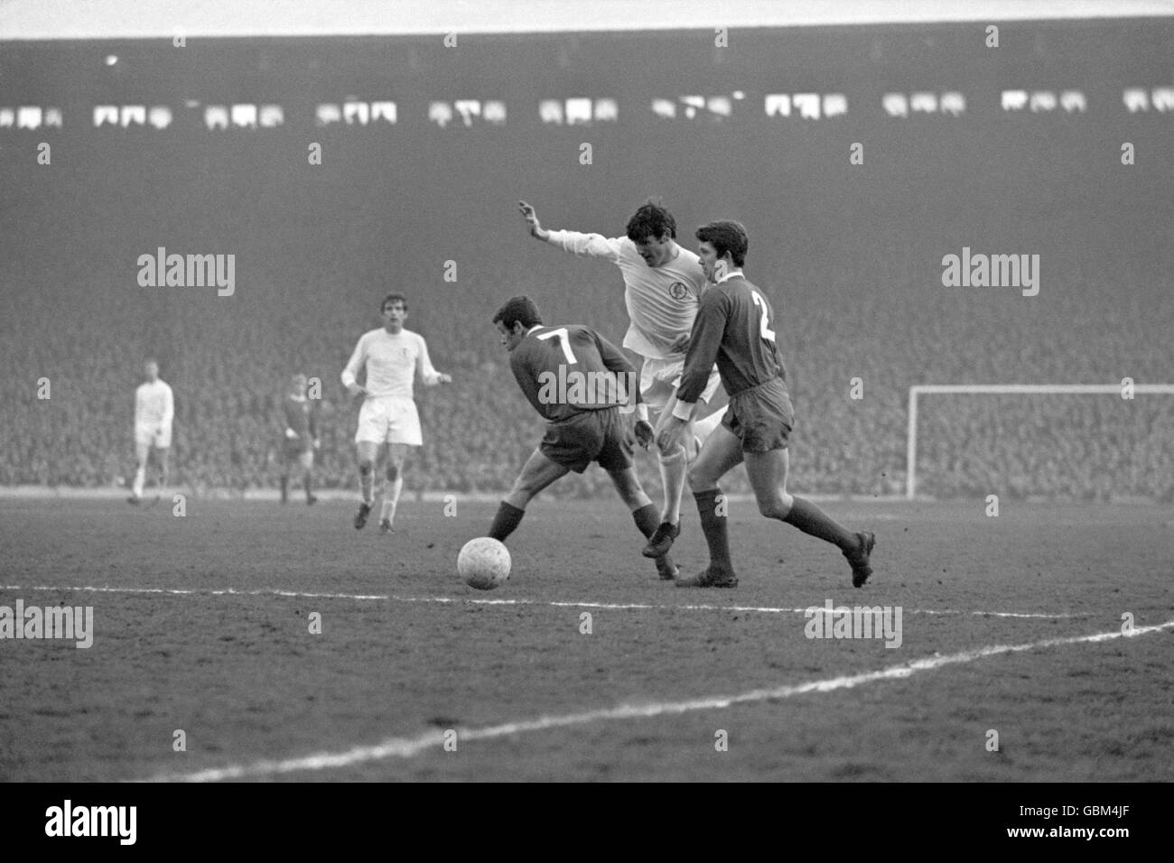 Eddie Grey (c) di Leeds United cerca di forzare la sua strada Tra Ian Callaghan di Liverpool (l) e Chris Lawler (r) Foto Stock