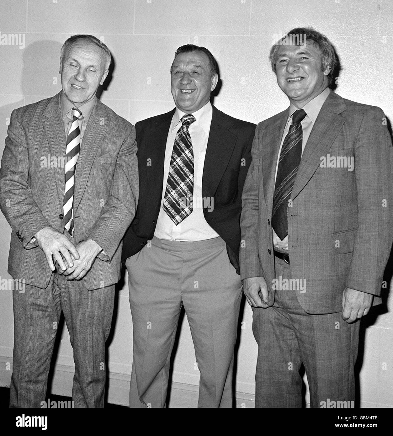 Il manager di Liverpool Bob Paisley (c), votato Manager dell'anno per la seconda stagione consecutiva, è affiancato dal suo predecessore Bill Shankly (l) e dal manager Manchester United Tommy Dochrety (r) Foto Stock