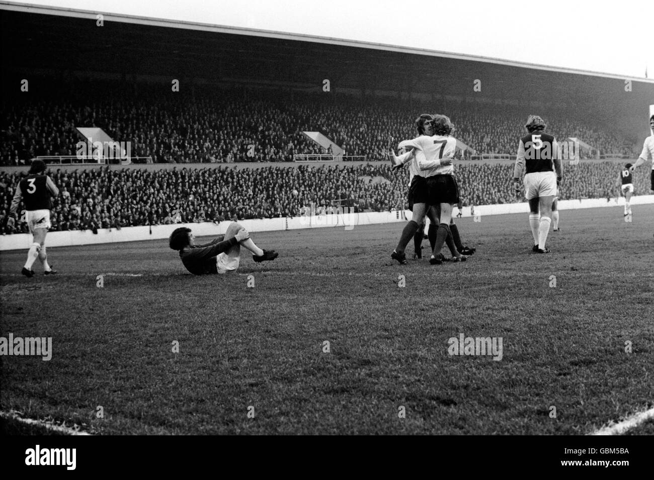 Geoff Hurst di Stoke City (terza r) festeggia il traguardo di apertura con il compagno di squadra Terry Conroy (seconda r), con la delusione di Frank Lampard (l), Bobby Ferguson (seconda l) e Tommy Taylor (r) di West Ham United Foto Stock