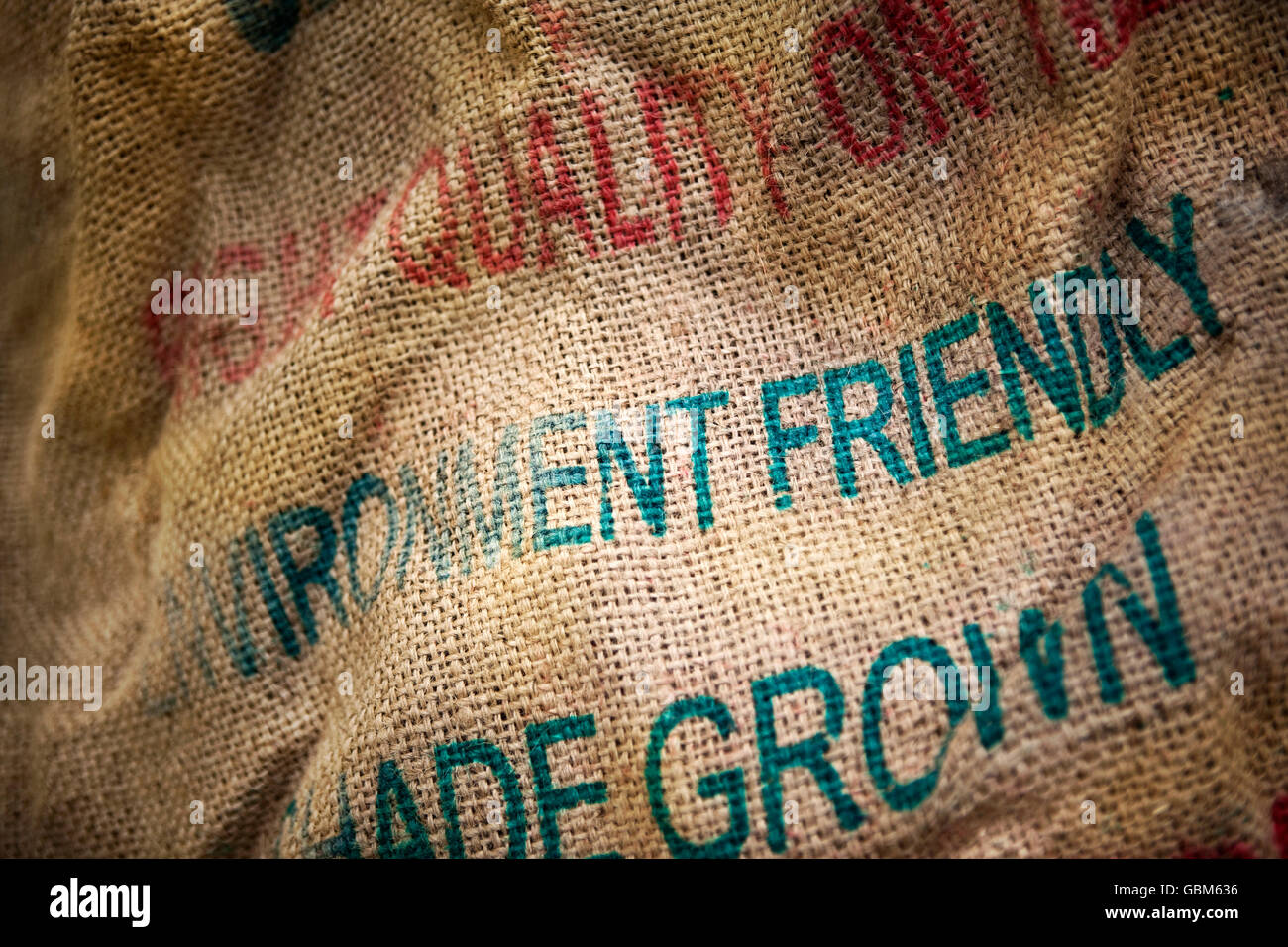 Borsa di tela di composti organici in un garden center Foto Stock